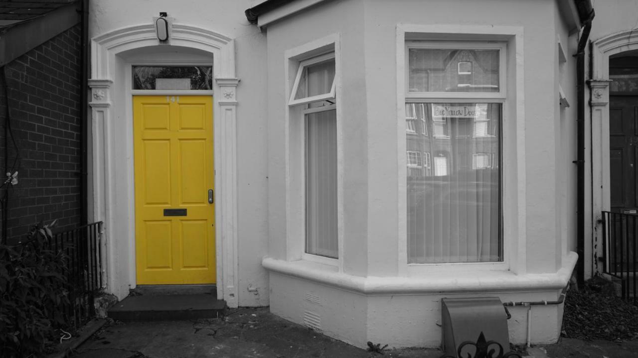 Big Yellow Door In Queens Quarter Belfast Kültér fotó